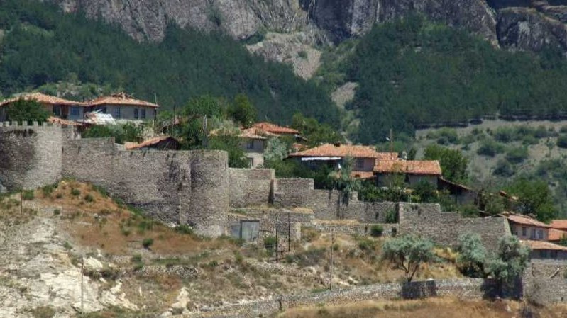 İskilip Kalesi ve Kaya Mezarları