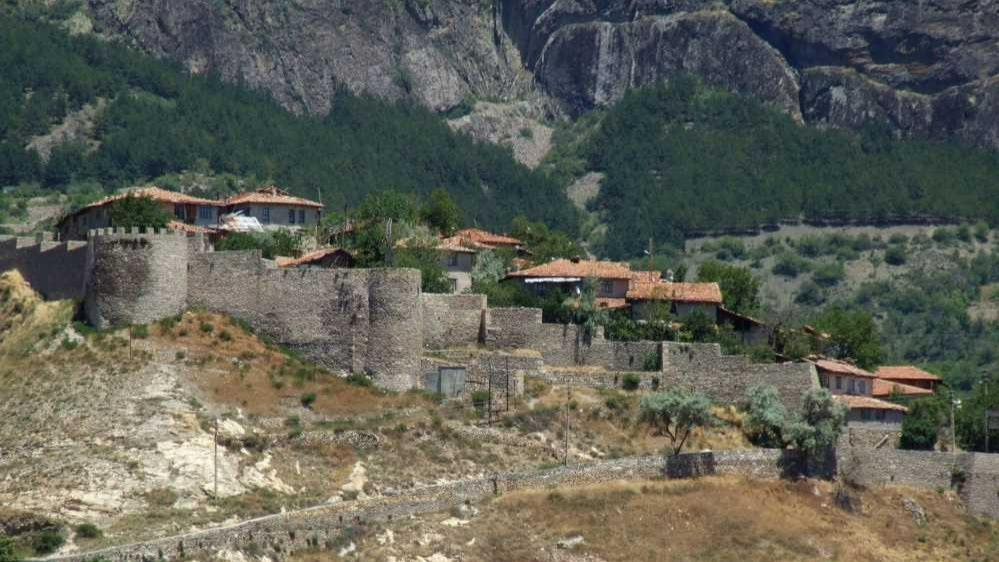 İskilip Kalesi ve Kaya Mezarları